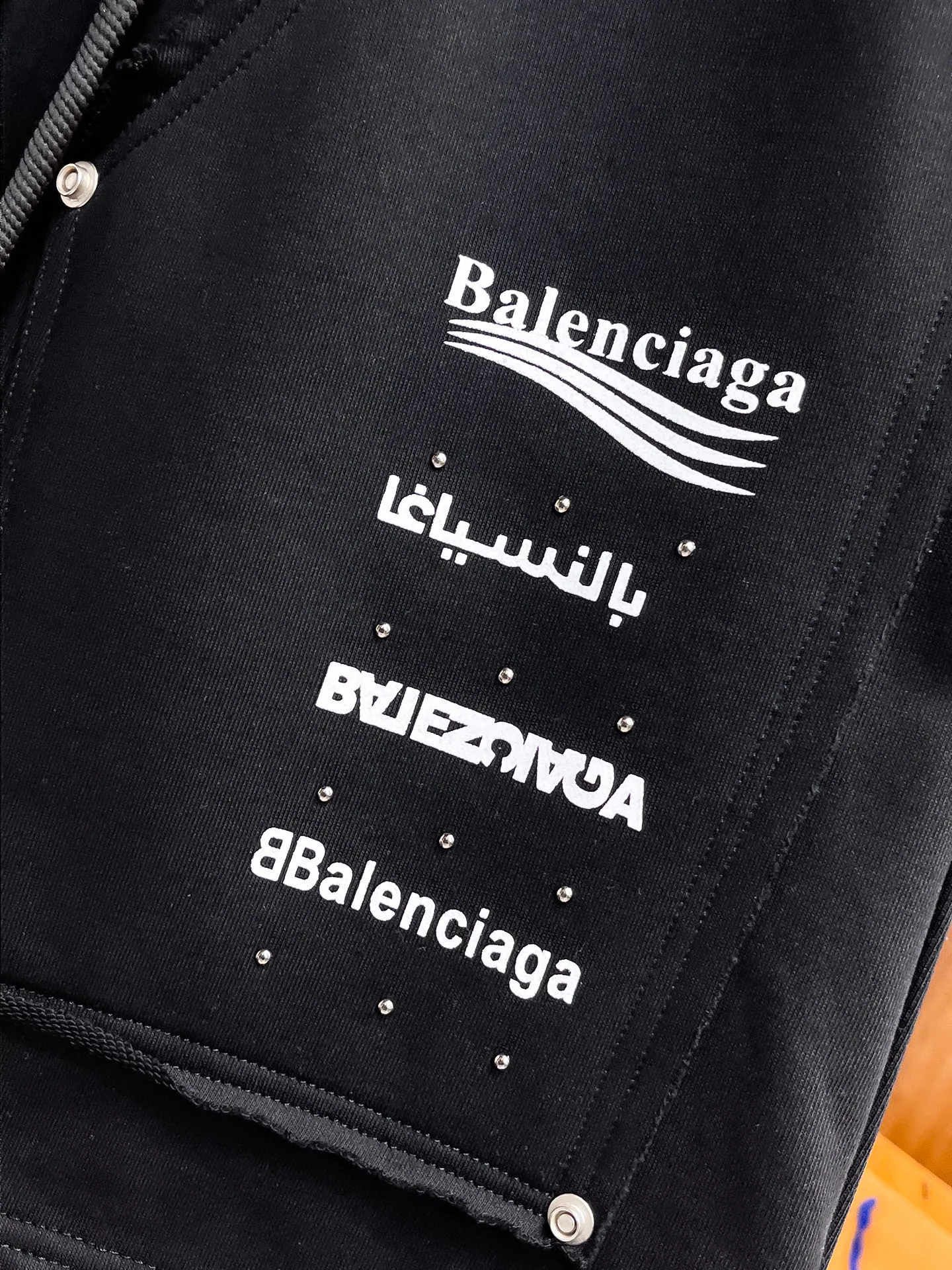 Balenciaga's three-standard complete 2026 summer New Arrival men's casual shorts, advanced custom-made Breathable fabric, Breathable fabric, extremely stretchy and comfortable, impeccable details, top-grade accessories, original logo design concept, delicate and soft feel! The upper body fit is awesome! Size: M-XXXL Please state your height and weight when ordering